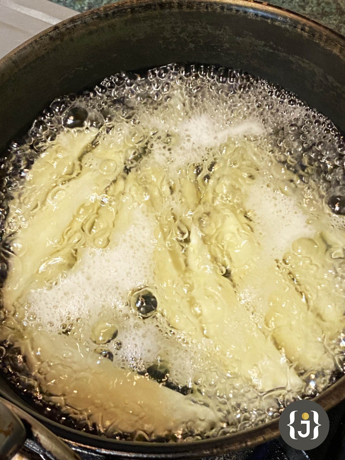 馬鈴薯去皮切長條，沖洗表面澱粉滾水下鍋至浮起。
