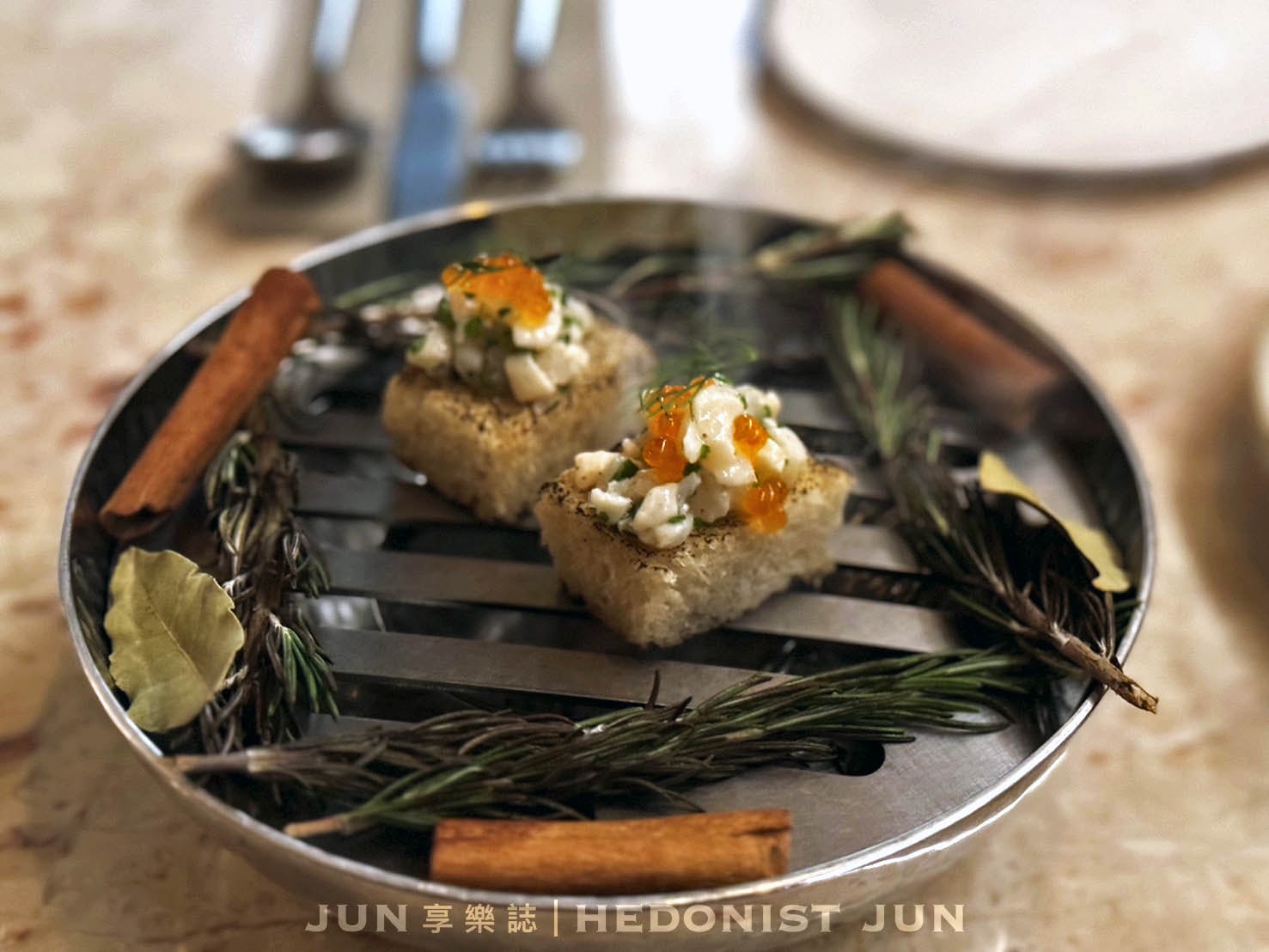 《台北‧大安》Ochre Grill & Bar|瑪黑餐酒 光復店-氤氳炭燻人間煙火 法式細膩內斂餐酒 - 第23張圖