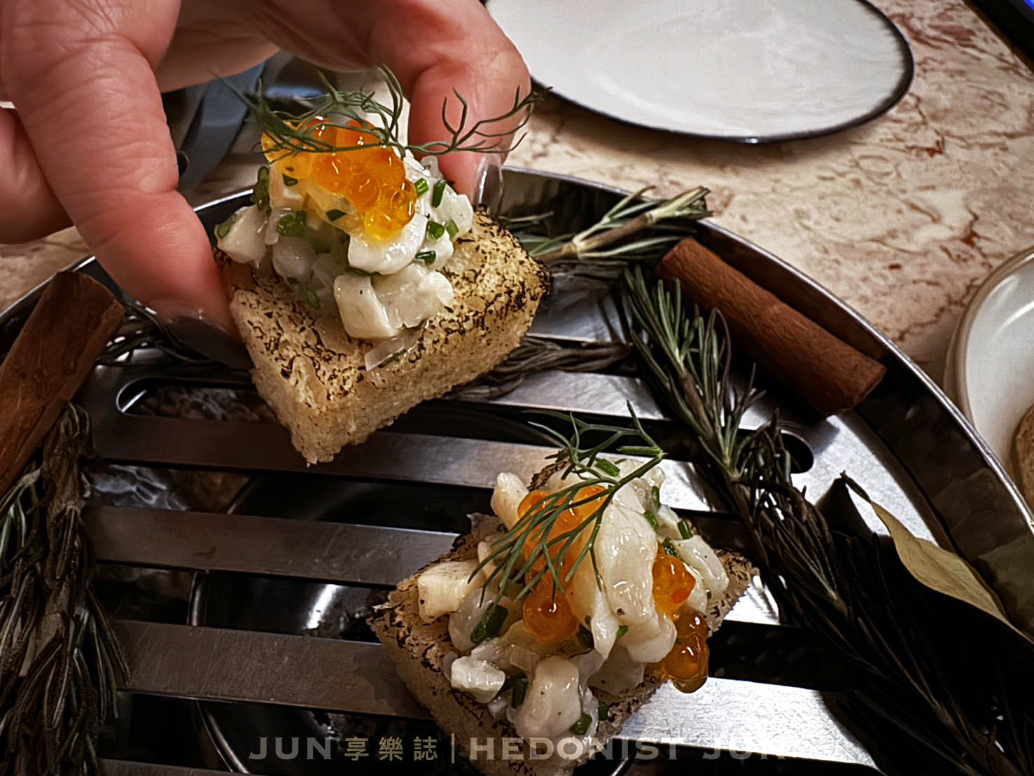 《台北‧大安》Ochre Grill & Bar|瑪黑餐酒 光復店-氤氳炭燻人間煙火 法式細膩內斂餐酒 - 第24張圖