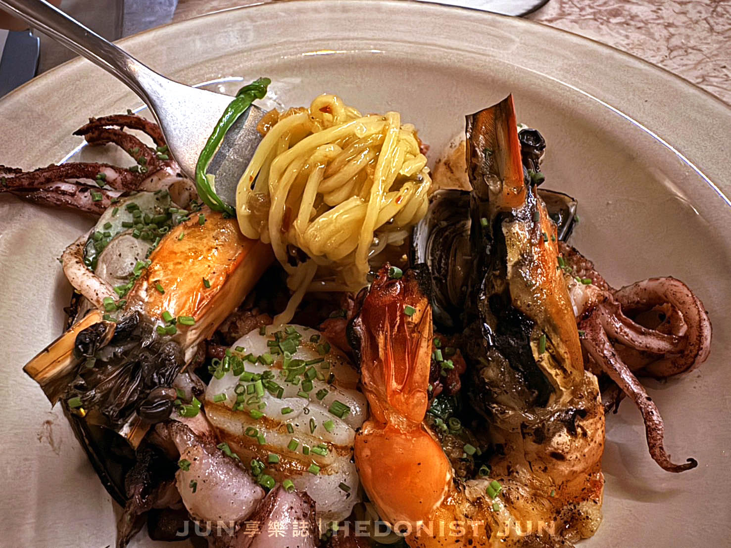 《台北‧大安》Ochre Grill & Bar|瑪黑餐酒 光復店-氤氳炭燻人間煙火 法式細膩內斂餐酒 - 第32張圖