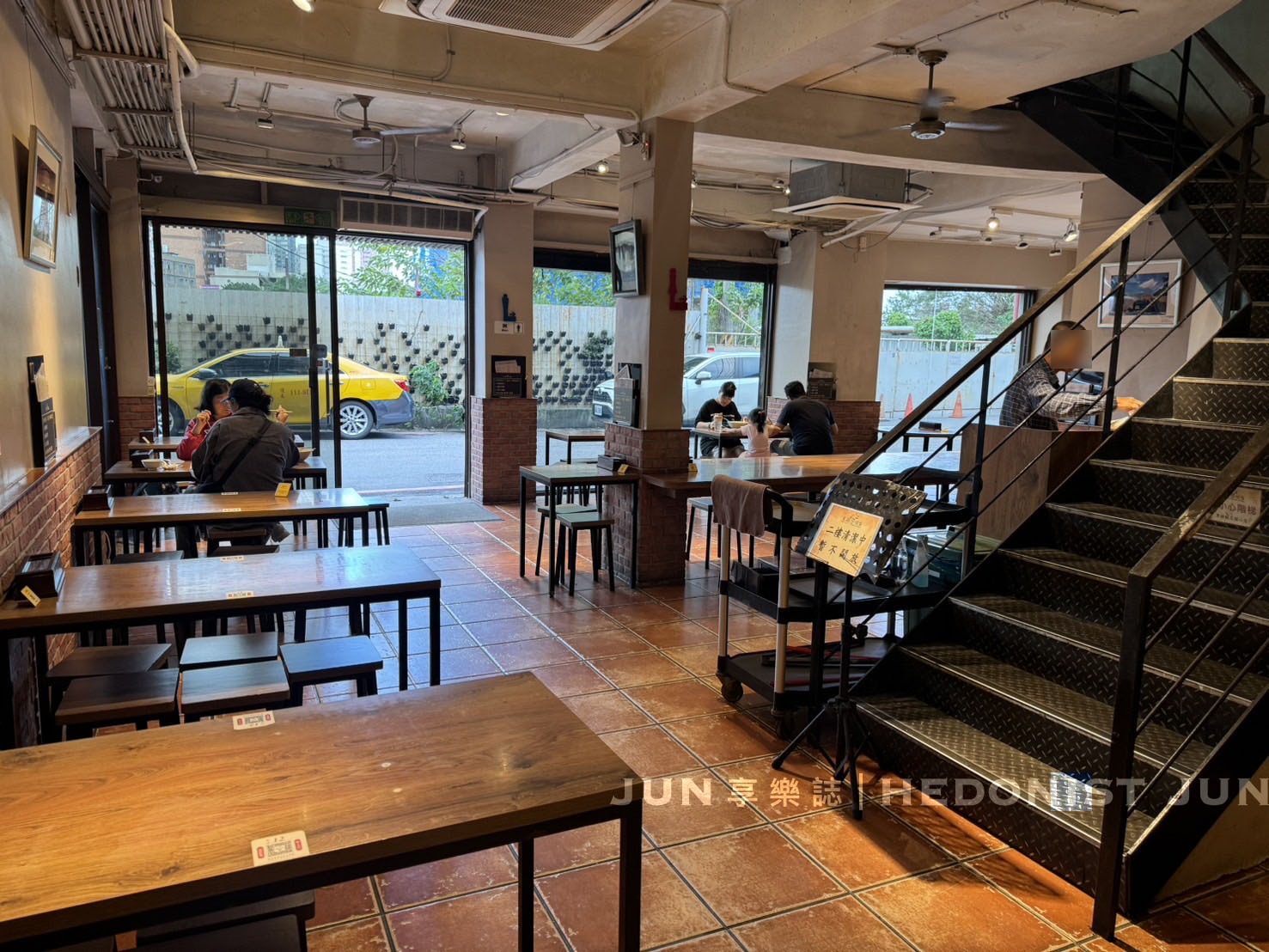 《新北‧淡水》黑殿飯店(創始店)-豬油炸醬飯配酸菜獨步全台 不吃想念吃了懷念! - 第11張圖
