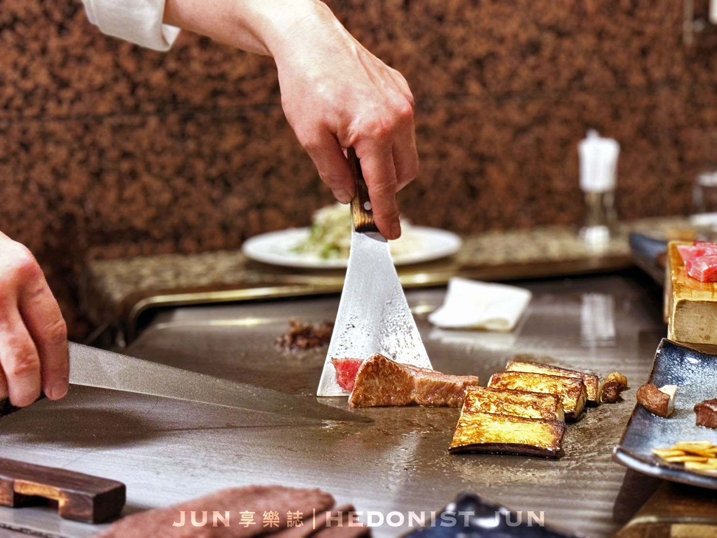 《神戶‧三宮》神戶牛排餐廳MOURIYA(總店)志玲姊姊也愛吃!品嚐神戶牛鐵板燒的極致 - 第32張圖