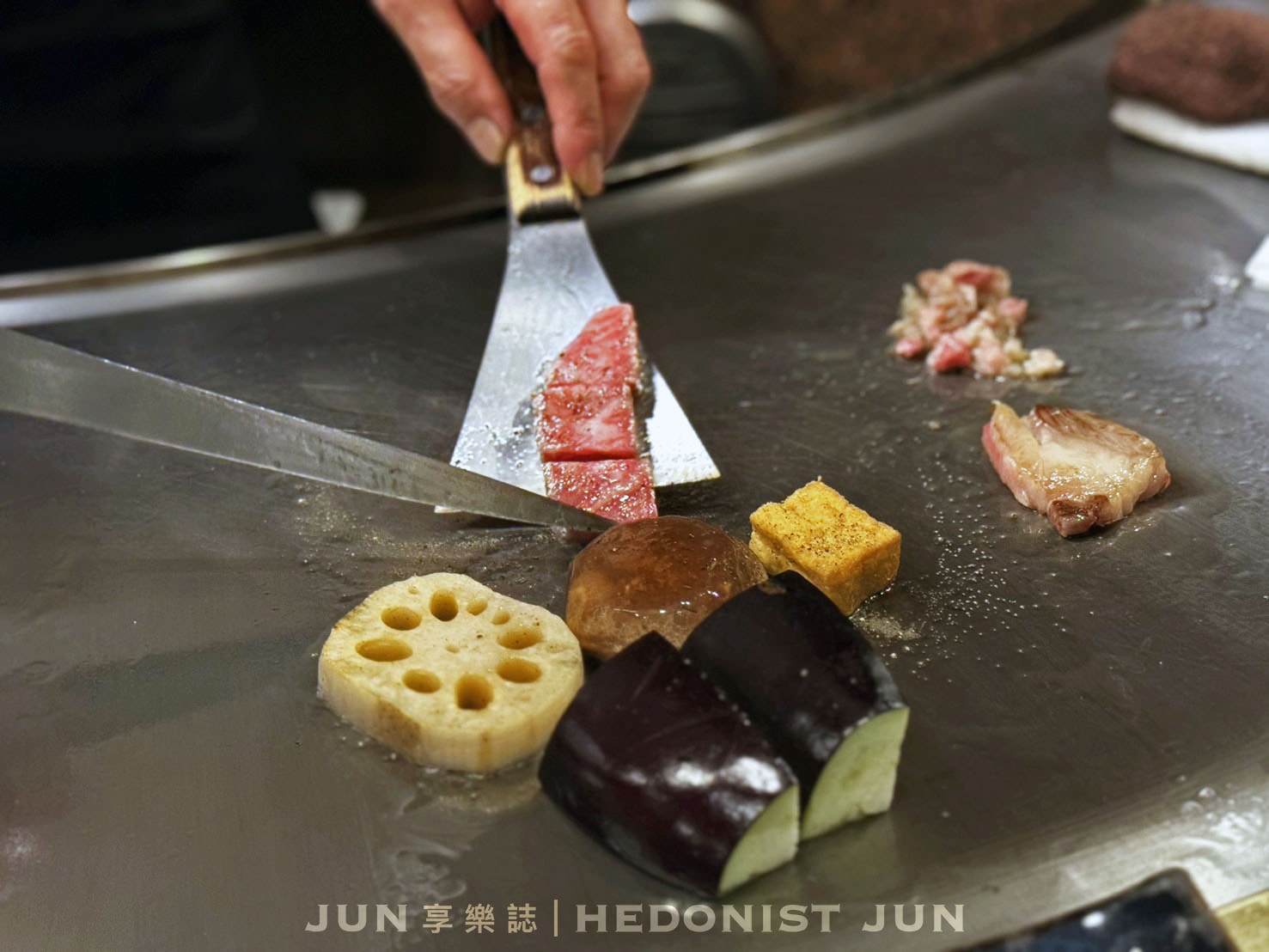 《神戶‧三宮》神戶牛排餐廳MOURIYA(總店)志玲姊姊也愛吃!品嚐神戶牛鐵板燒的極致 - 第34張圖