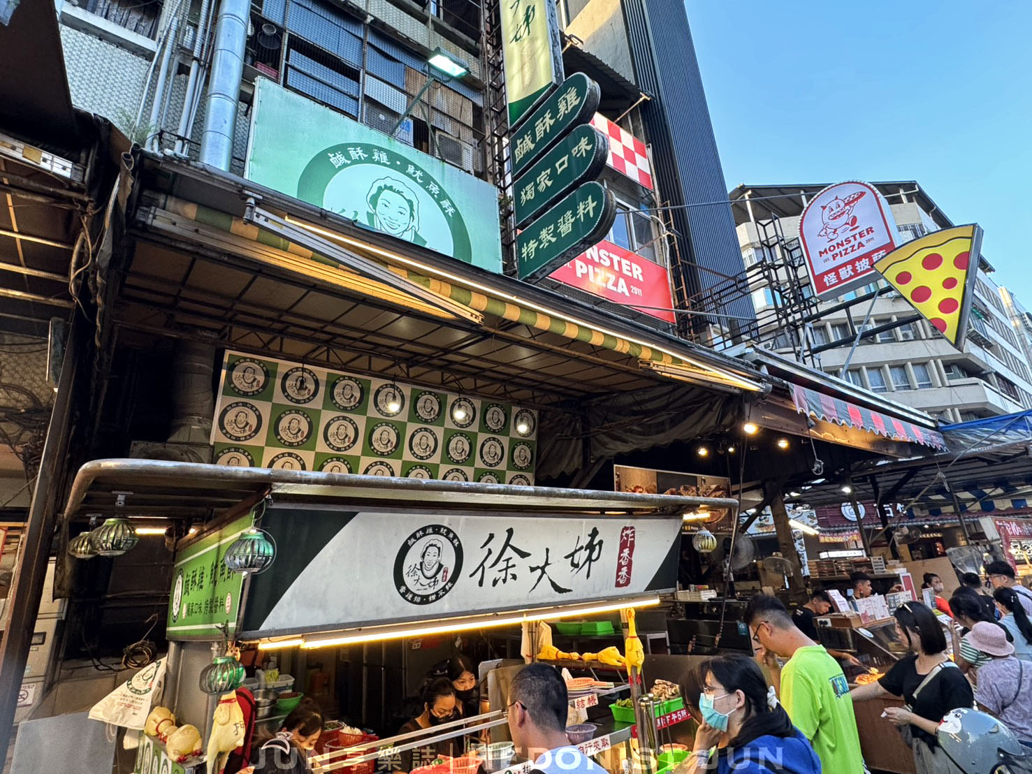 《台中‧南區》徐大姊炸香香-忠孝夜市傳奇刷醬鹹酥雞 靈魂醬料超人氣! - 第1張圖