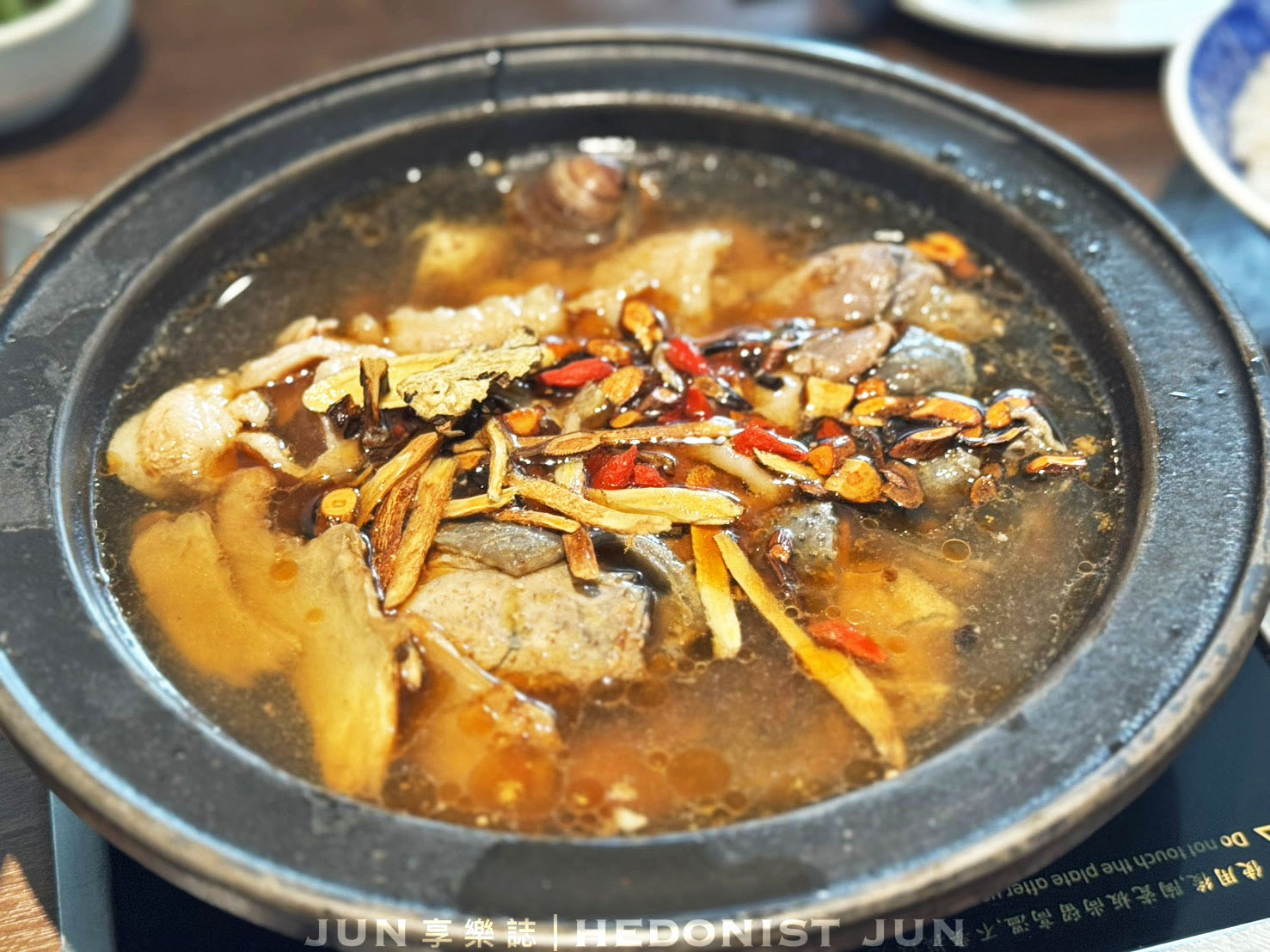 《台北‧中山》萬客什鍋(長安東店)-燒酒雞魷魚螺肉蒜都吃得到!台中最強台式鍋物插旗台北 - 第21張圖