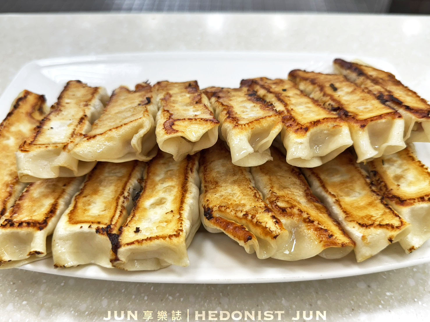 《新北‧永和》永和佳佳香鍋貼專賣店-一顆鍋貼賣40年 手工現包吃起來就是不一樣 - 第2張圖