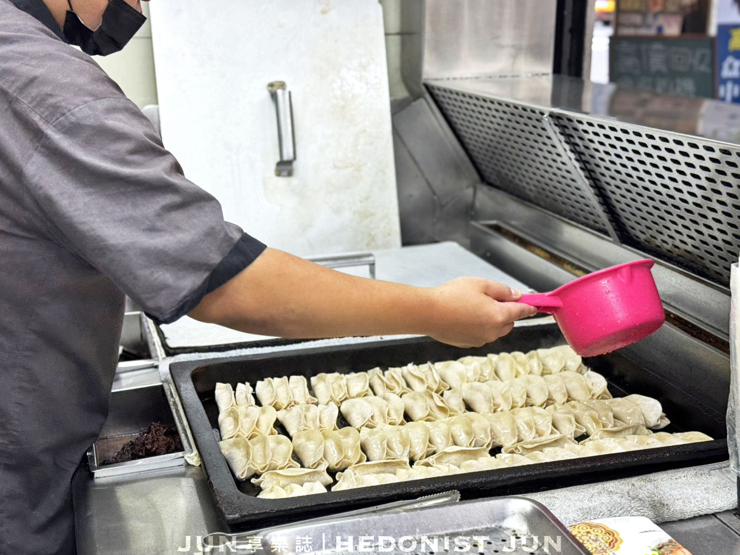 《新北‧永和》永和佳佳香鍋貼專賣店-一顆鍋貼賣40年 手工現包吃起來就是不一樣 - 第11張圖