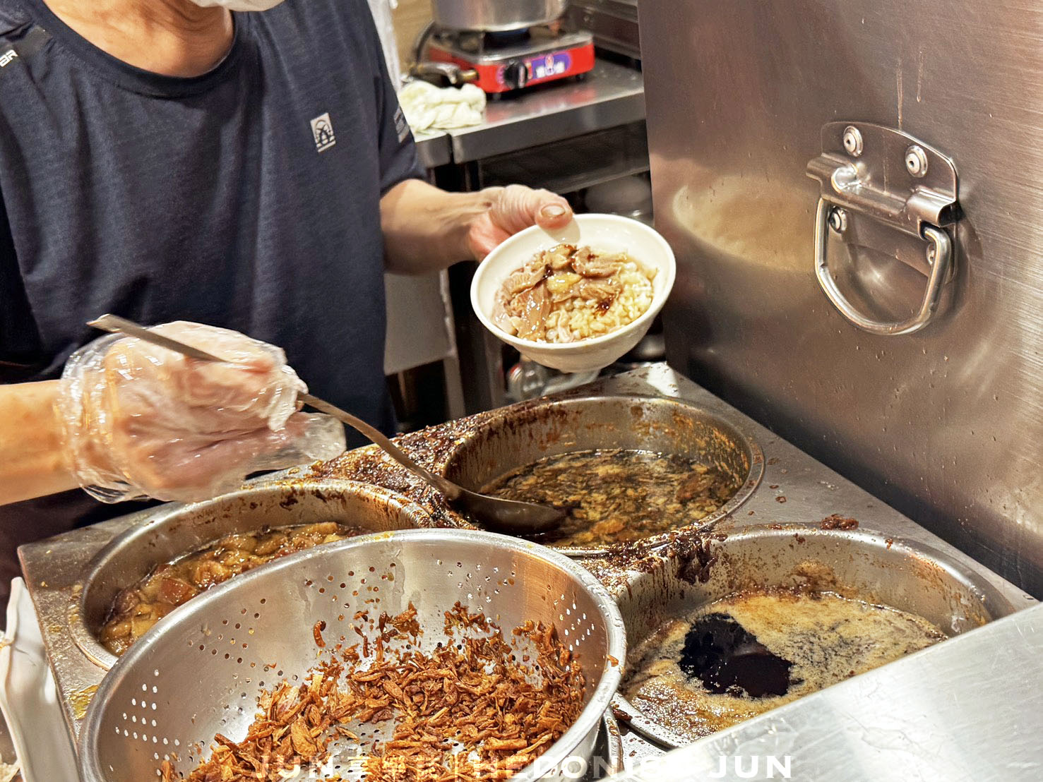 《嘉義‧西區》阿霞(芳敏)火雞肉飯創始店-就算改名搬家還是很好吃的雞肉飯老店 - 第13張圖