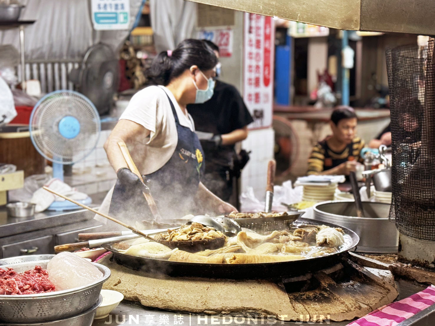 《嘉義‧東區》王家祖傳本產牛雜湯-超巨鐵鍋裡翻騰牛雜 氤氳霧氣中四代傳香 - 第3張圖