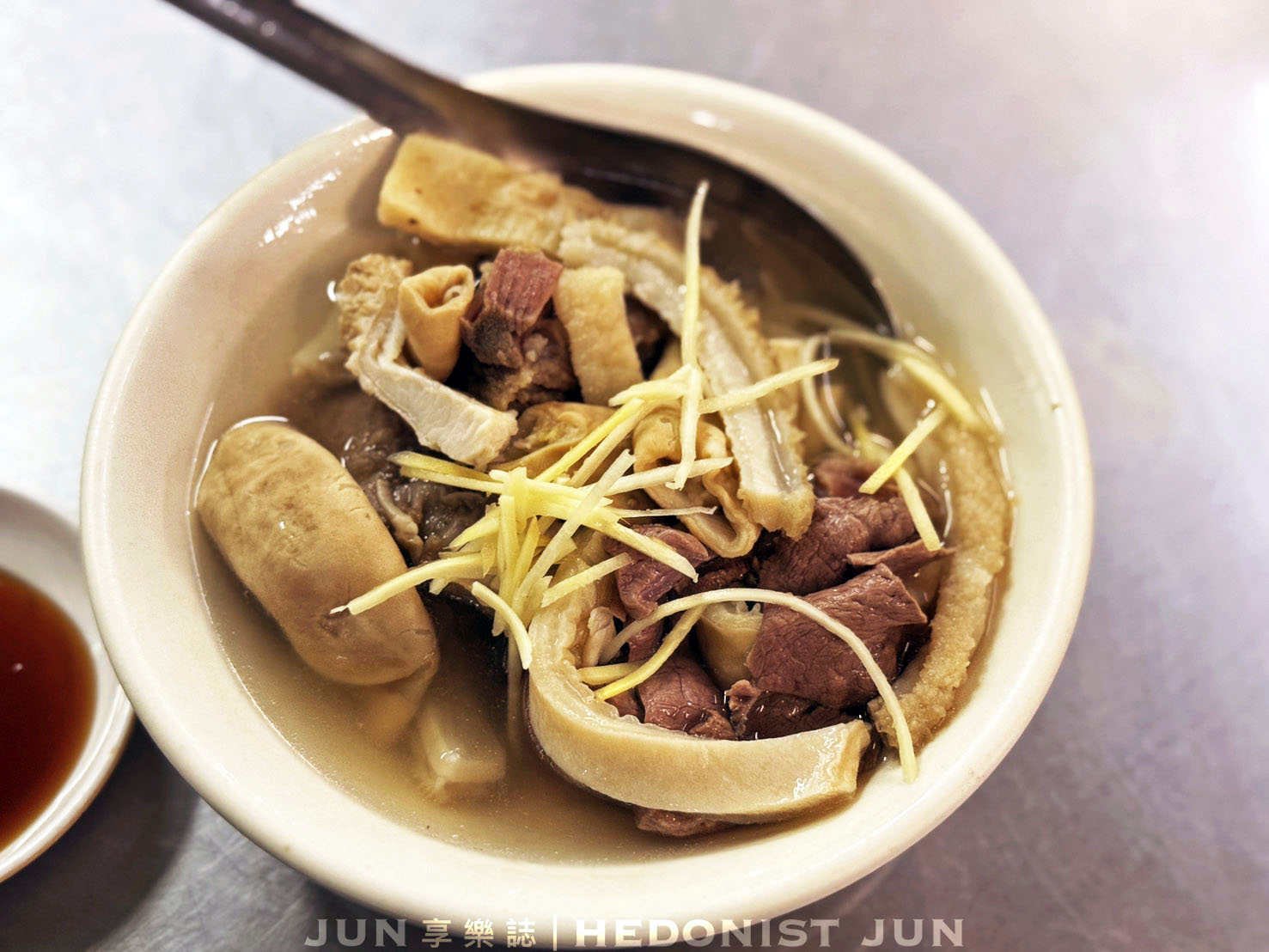 《嘉義‧東區》王家祖傳本產牛雜湯-超巨鐵鍋裡翻騰牛雜 氤氳霧氣中四代傳香 - 第17張圖