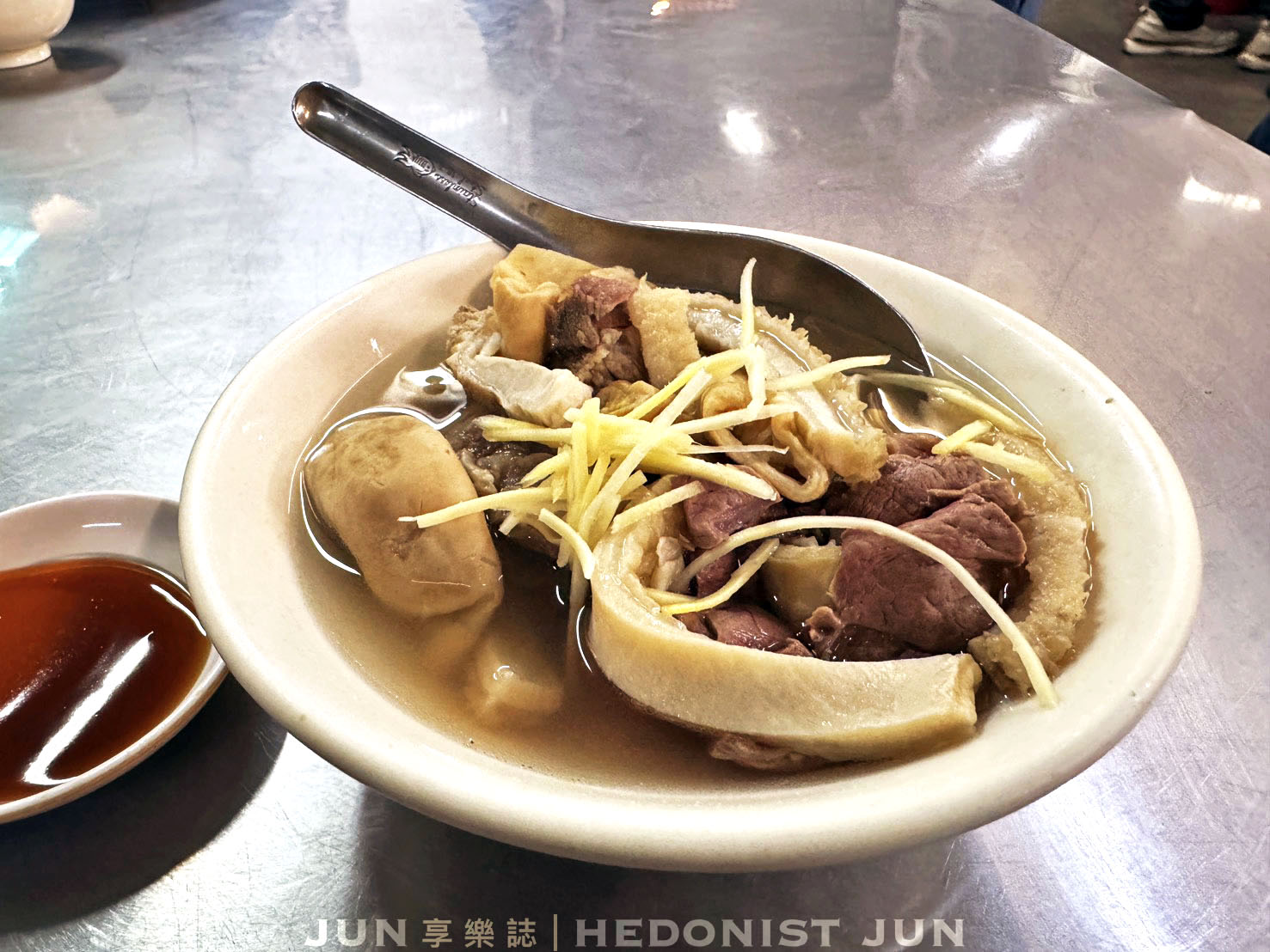 《嘉義‧東區》王家祖傳本產牛雜湯-超巨鐵鍋裡翻騰牛雜 氤氳霧氣中四代傳香 - 第2張圖