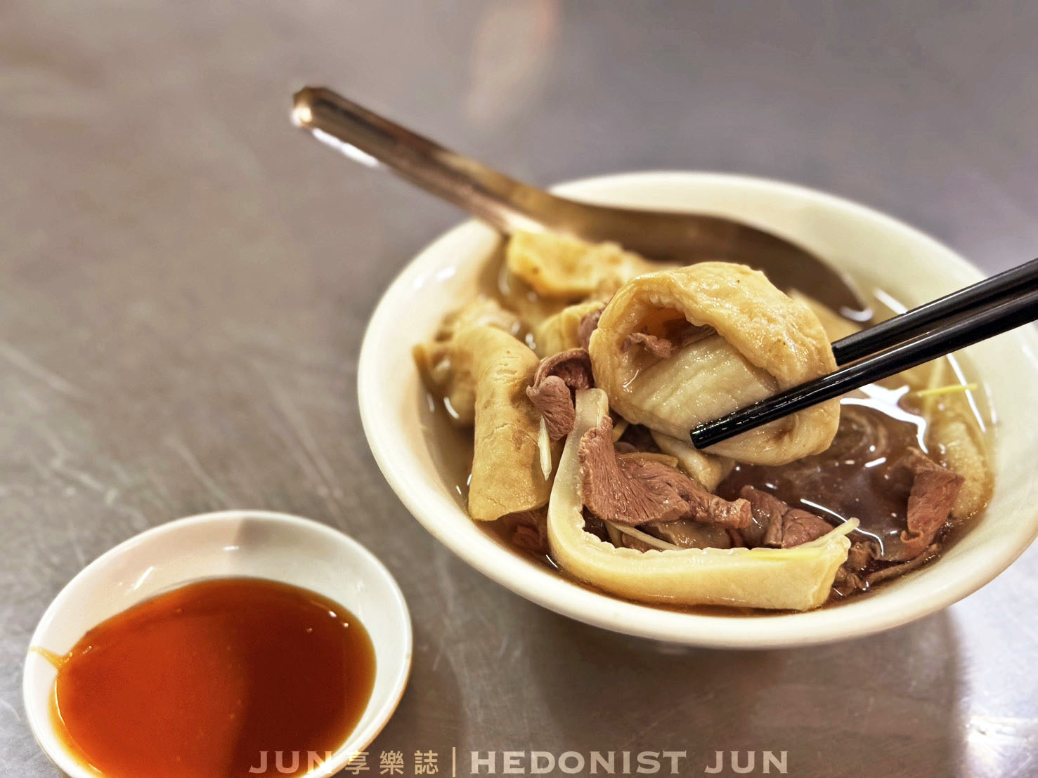 《嘉義‧東區》王家祖傳本產牛雜湯-超巨鐵鍋裡翻騰牛雜 氤氳霧氣中四代傳香 - 第19張圖