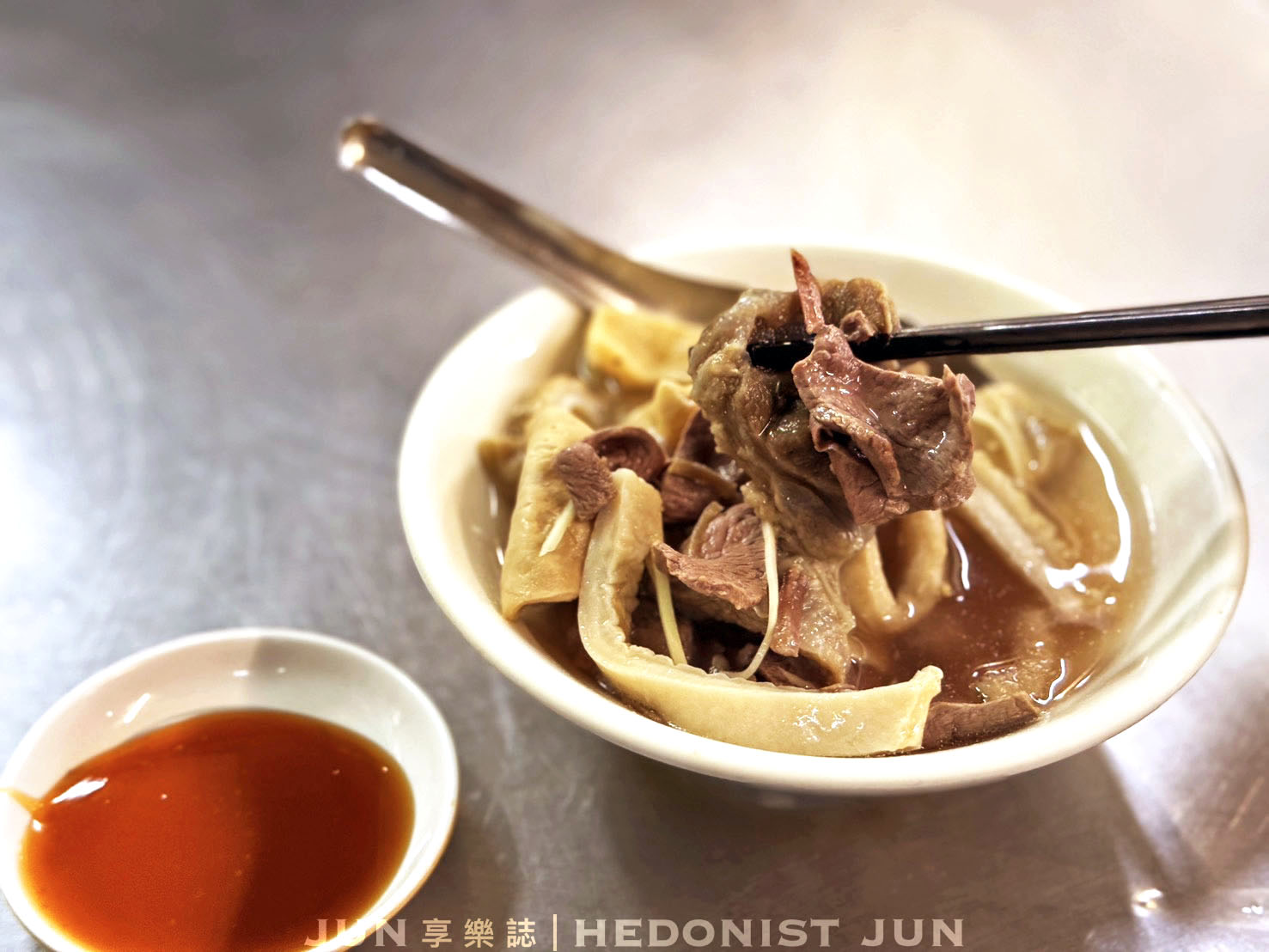 《嘉義‧東區》王家祖傳本產牛雜湯-超巨鐵鍋裡翻騰牛雜 氤氳霧氣中四代傳香 - 第20張圖