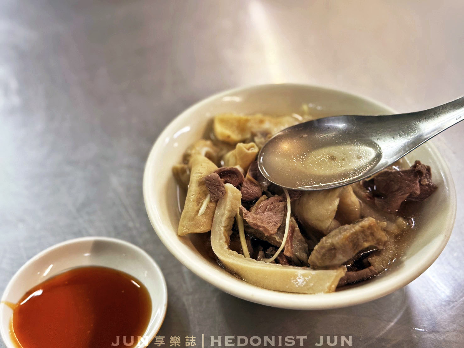 《嘉義‧東區》王家祖傳本產牛雜湯-超巨鐵鍋裡翻騰牛雜 氤氳霧氣中四代傳香 - 第18張圖