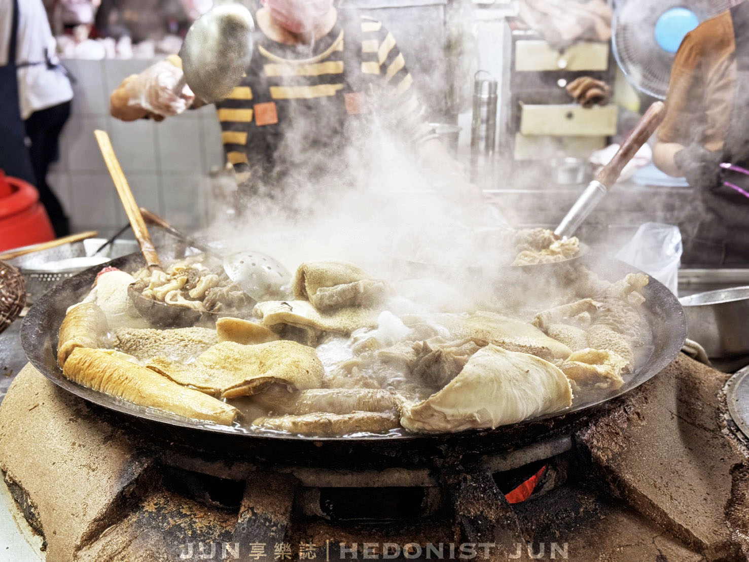 《嘉義‧東區》王家祖傳本產牛雜湯-超巨鐵鍋裡翻騰牛雜 氤氳霧氣中四代傳香 - 第8張圖
