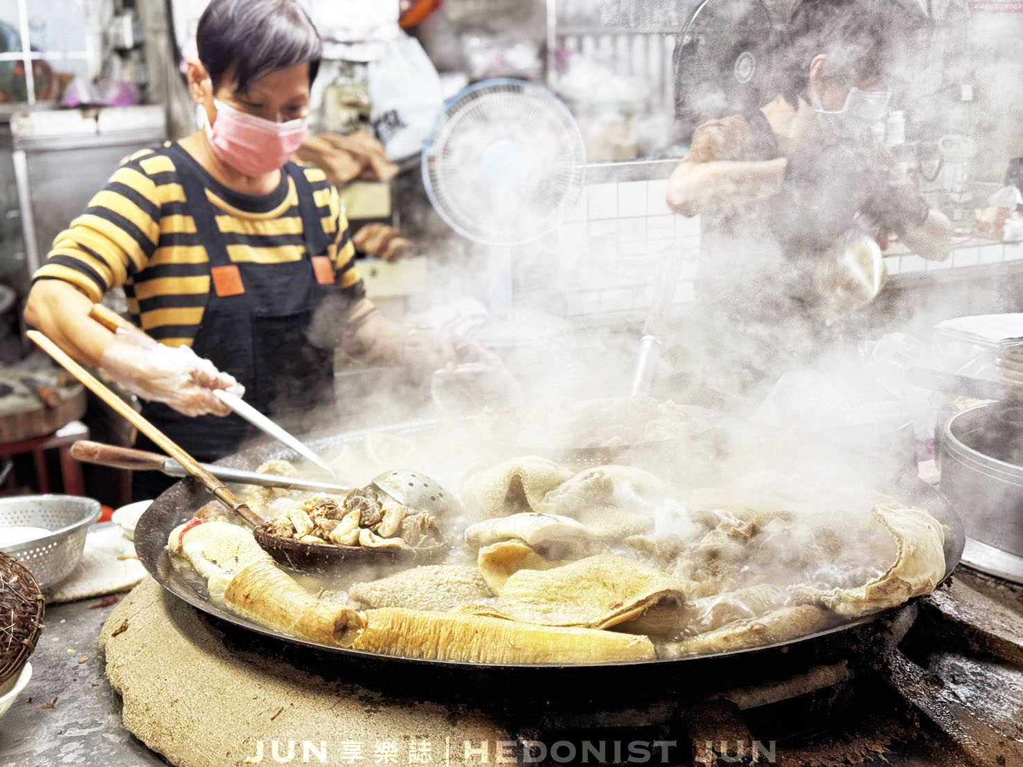 《嘉義‧東區》王家祖傳本產牛雜湯-超巨鐵鍋裡翻騰牛雜 氤氳霧氣中四代傳香 - 第13張圖