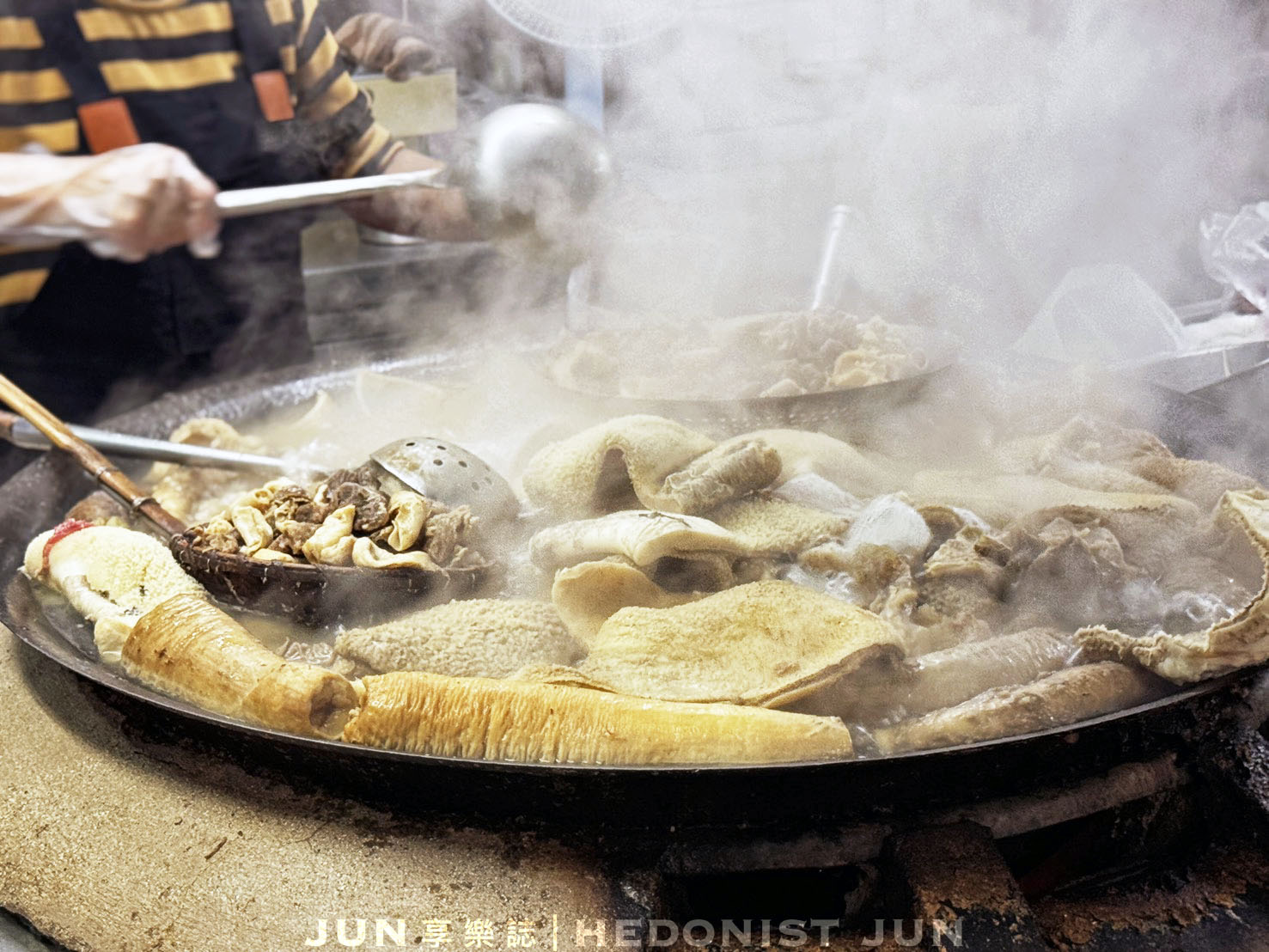 《嘉義‧東區》王家祖傳本產牛雜湯-超巨鐵鍋裡翻騰牛雜 氤氳霧氣中四代傳香 - 第24張圖