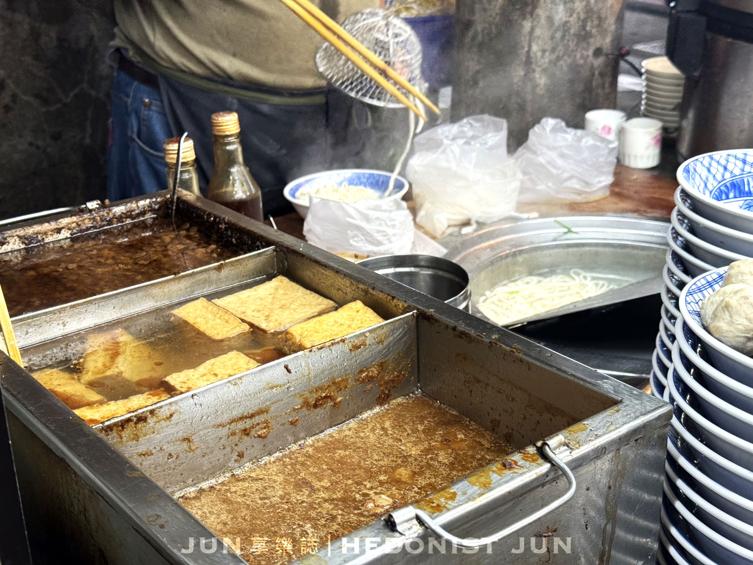 《新北‧三重》三兄弟麵攤-三重神秘路邊攤 臭臉老闆的超美味乾麵黑白切