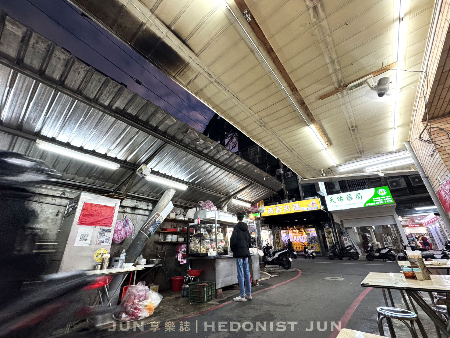 《新北‧三重》三兄弟麵攤-三重神秘路邊攤 臭臉老闆的超美味乾麵黑白切