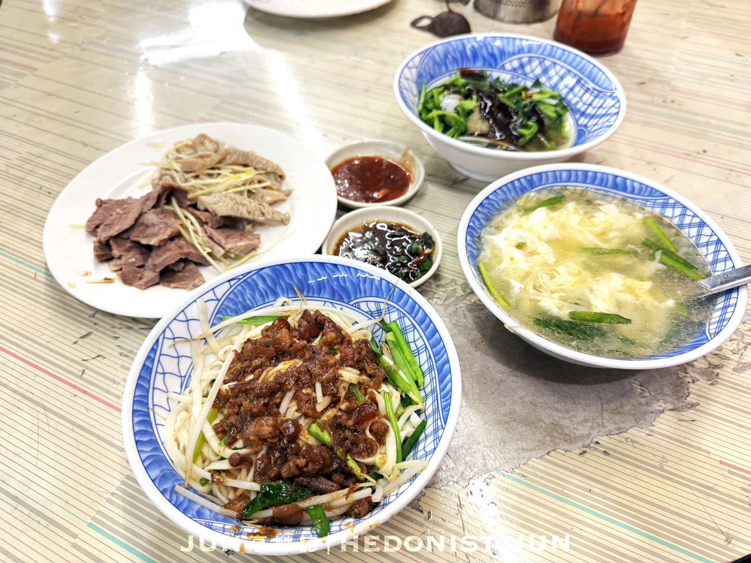 《新北‧三重》三兄弟麵攤-三重神秘路邊攤 臭臉老闆的超美味乾麵黑白切