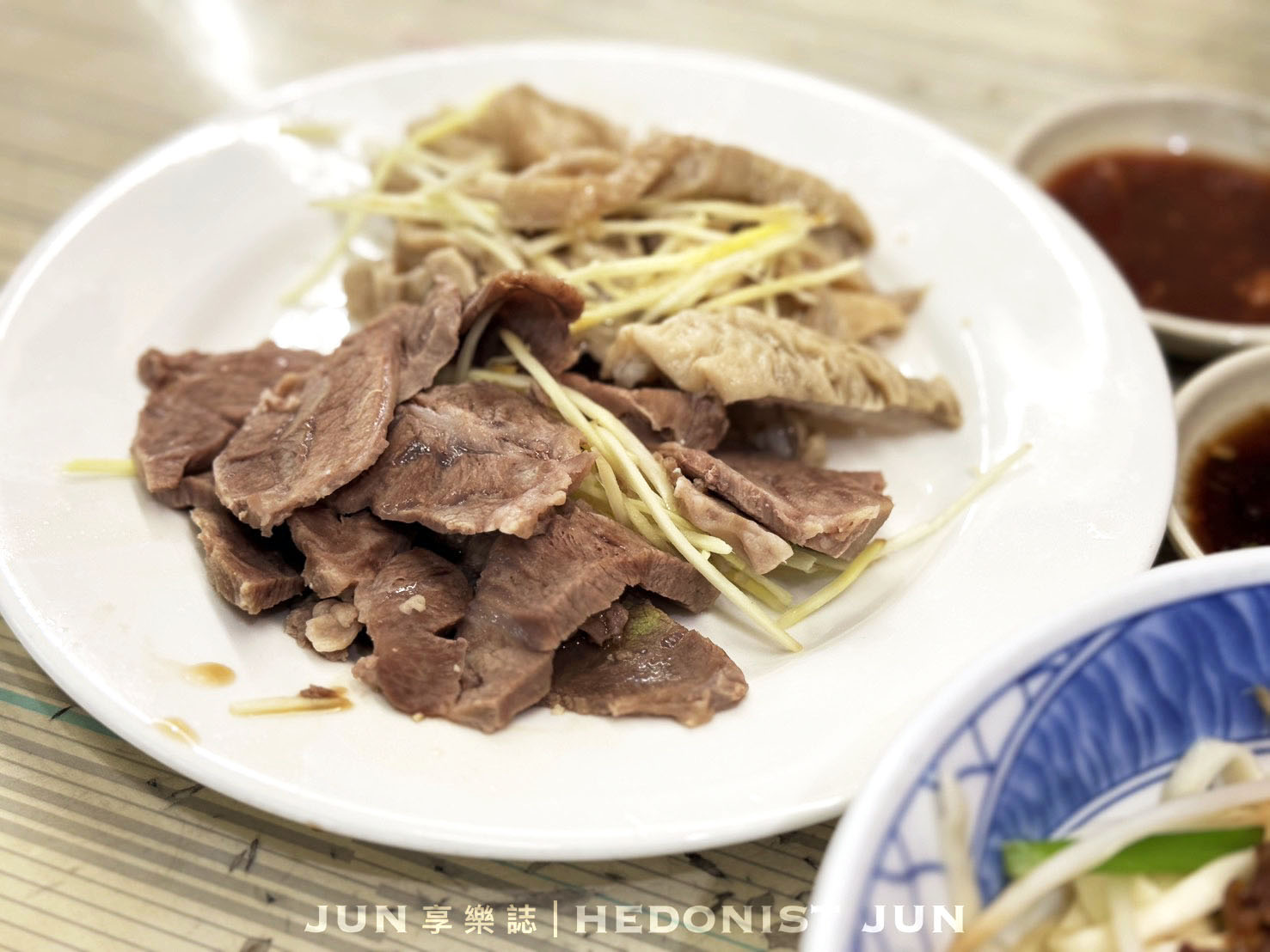 《新北‧三重》三兄弟麵攤-三重神秘路邊攤 臭臉老闆的超美味乾麵黑白切