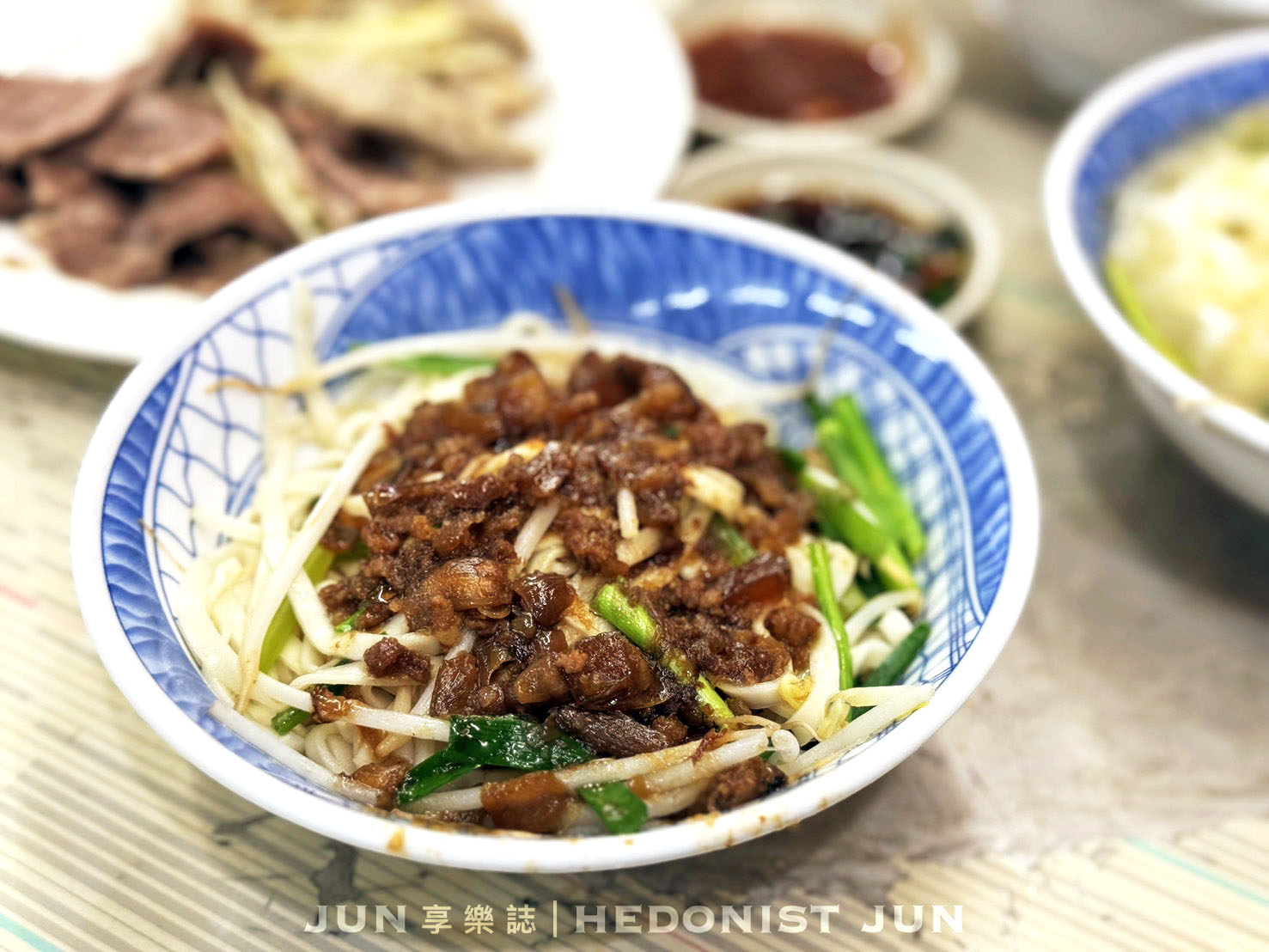 《新北‧三重》三兄弟麵攤-三重神秘路邊攤 臭臉老闆的超美味乾麵黑白切