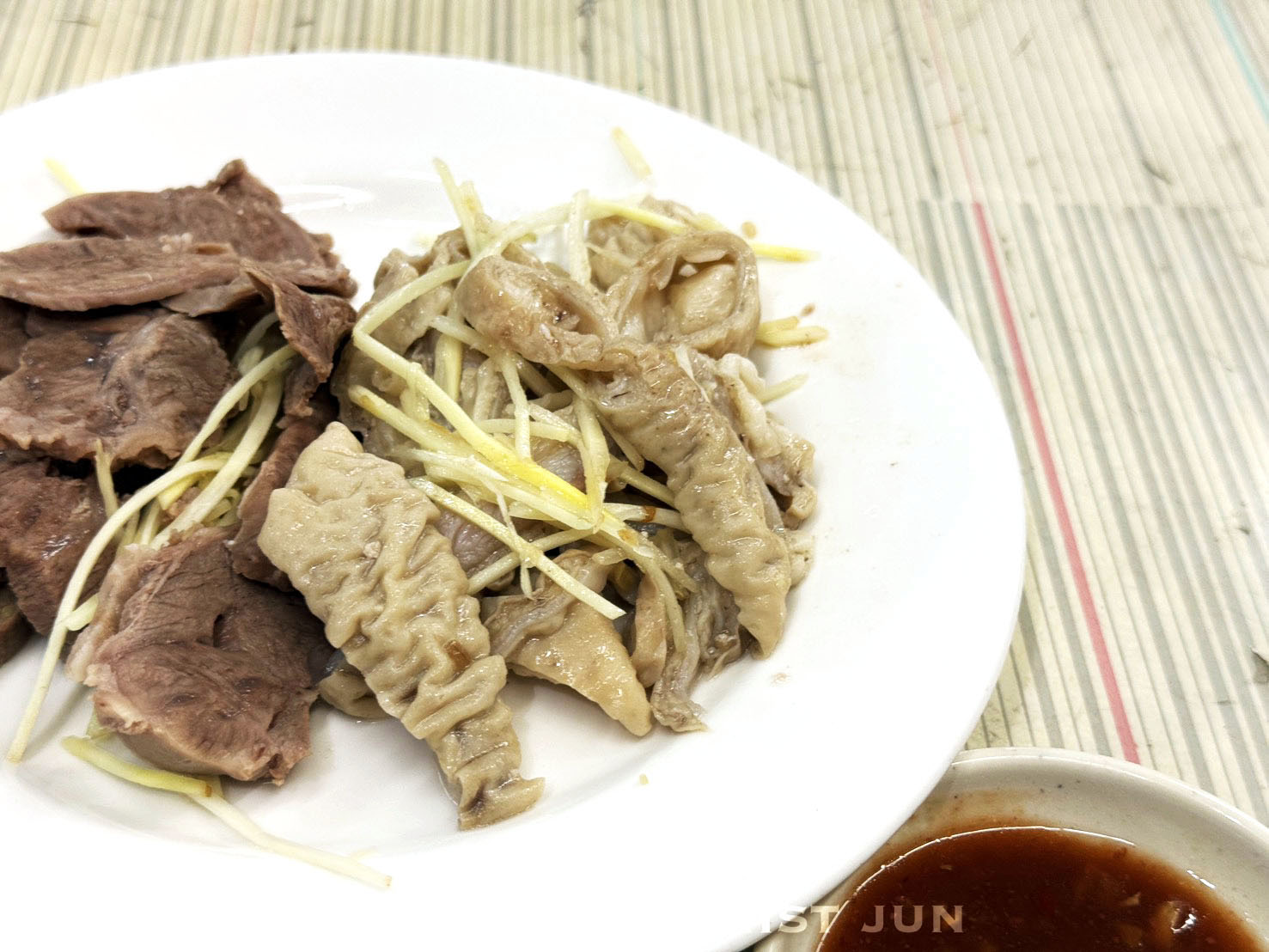 《新北‧三重》三兄弟麵攤-三重神秘路邊攤 臭臉老闆的超美味乾麵黑白切