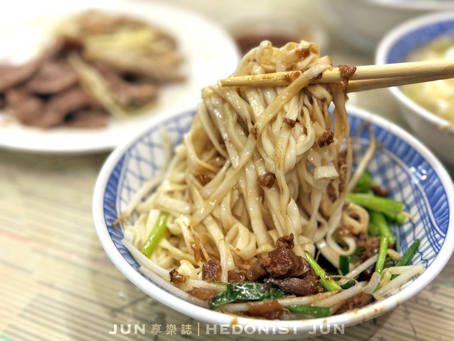 《新北‧三重》三兄弟麵攤-三重神秘路邊攤 臭臉老闆的超美味乾麵黑白切