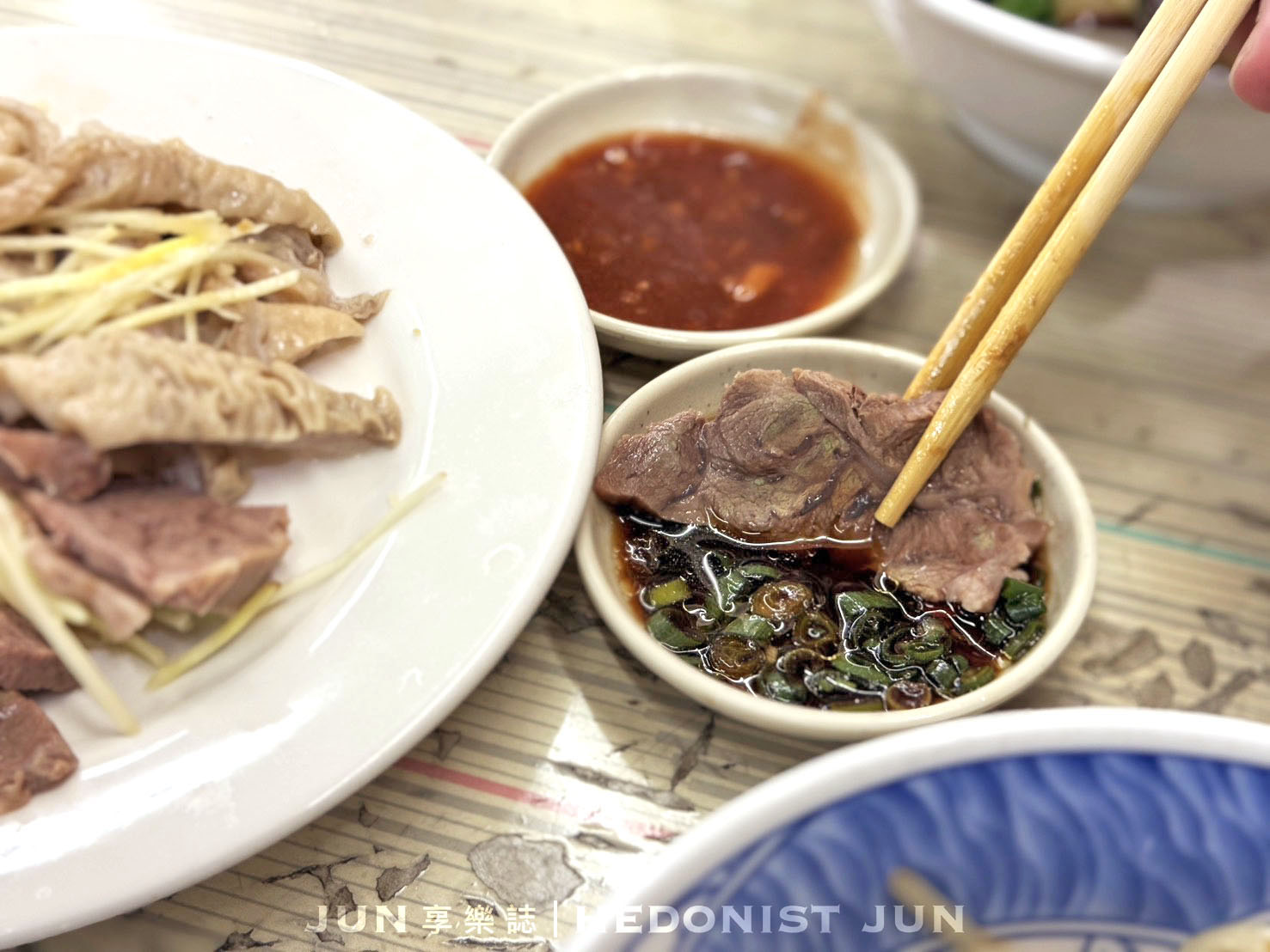 《新北‧三重》三兄弟麵攤-三重神秘路邊攤 臭臉老闆的超美味乾麵黑白切