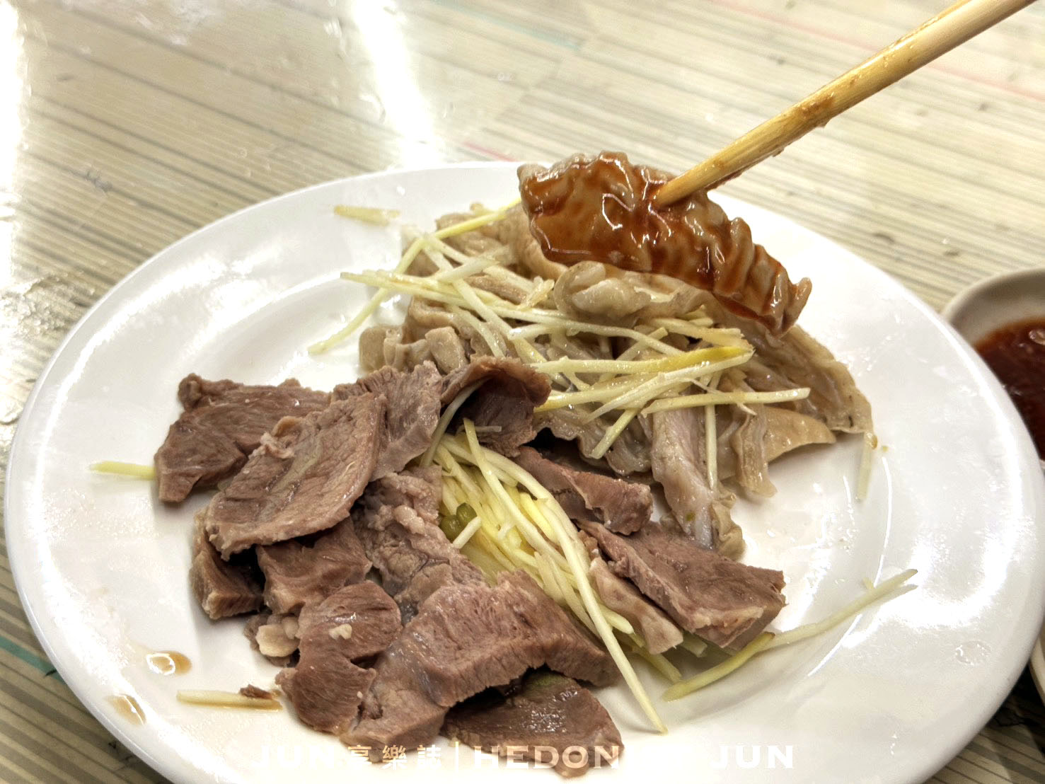 《新北‧三重》三兄弟麵攤-三重神秘路邊攤 臭臉老闆的超美味乾麵黑白切