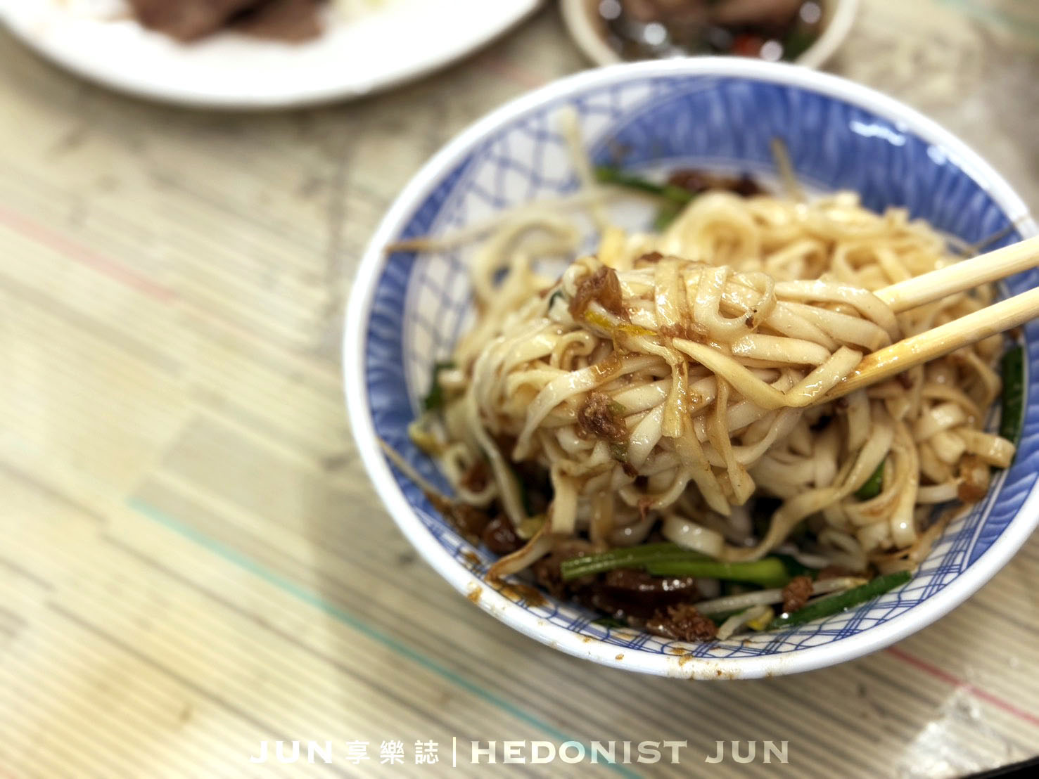 《新北‧三重》三兄弟麵攤-三重神秘路邊攤 臭臉老闆的超美味乾麵黑白切