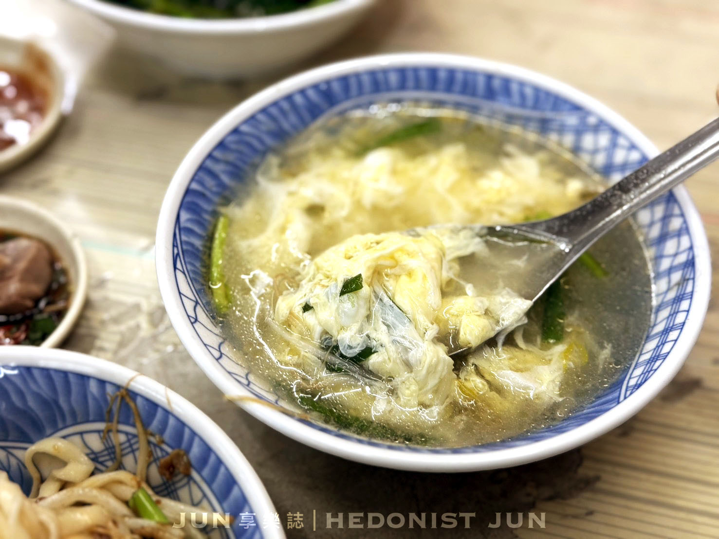 《新北‧三重》三兄弟麵攤-三重神秘路邊攤 臭臉老闆的超美味乾麵黑白切