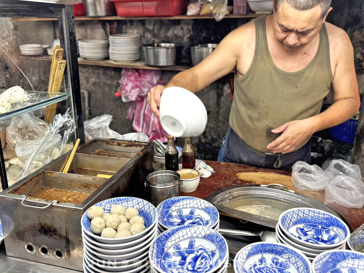 《新北‧三重》三兄弟麵攤-三重神秘路邊攤 臭臉老闆的超美味乾麵黑白切