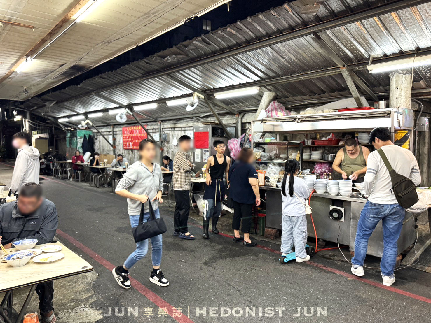 《新北‧三重》三兄弟麵攤-三重神秘路邊攤 臭臉老闆的超美味乾麵黑白切