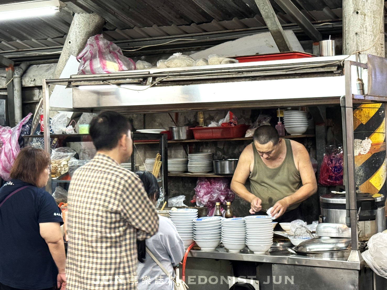 《新北‧三重》三兄弟麵攤-三重神秘路邊攤 臭臉老闆的超美味乾麵黑白切