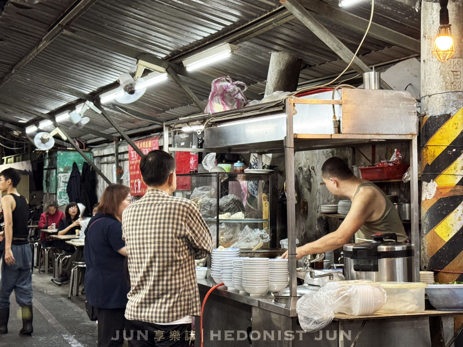 《新北‧三重》三兄弟麵攤-三重神秘路邊攤 臭臉老闆的超美味乾麵黑白切