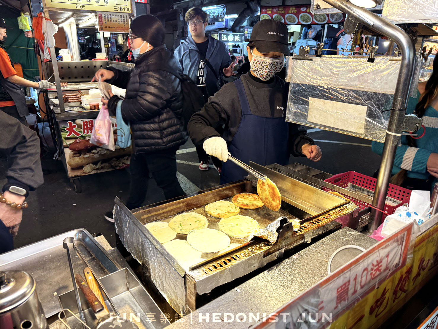 《新北‧三重》武大郎蔥仔餅-三和夜市銅板小點心 1片18塊滿滿三星蔥