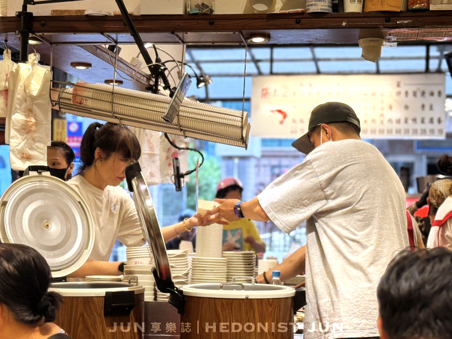 《新北‧三重》店小二魯肉飯-給「滷膠飯」耽誤的蝦仁羹？我家巷口的米其林名店
