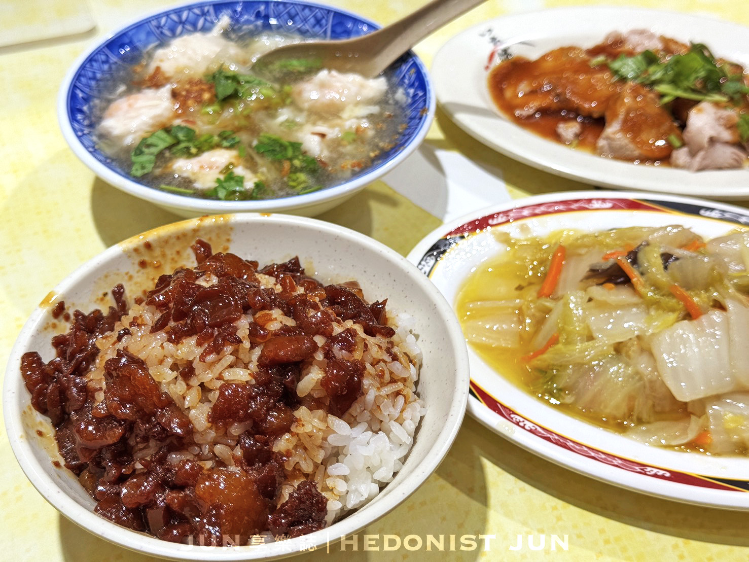 《新北‧三重》店小二魯肉飯-給「滷膠飯」耽誤的蝦仁羹？我家巷口的米其林名店