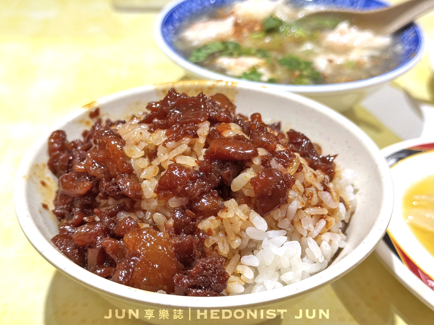 《新北‧三重》店小二魯肉飯-給「滷膠飯」耽誤的蝦仁羹？我家巷口的米其林名店