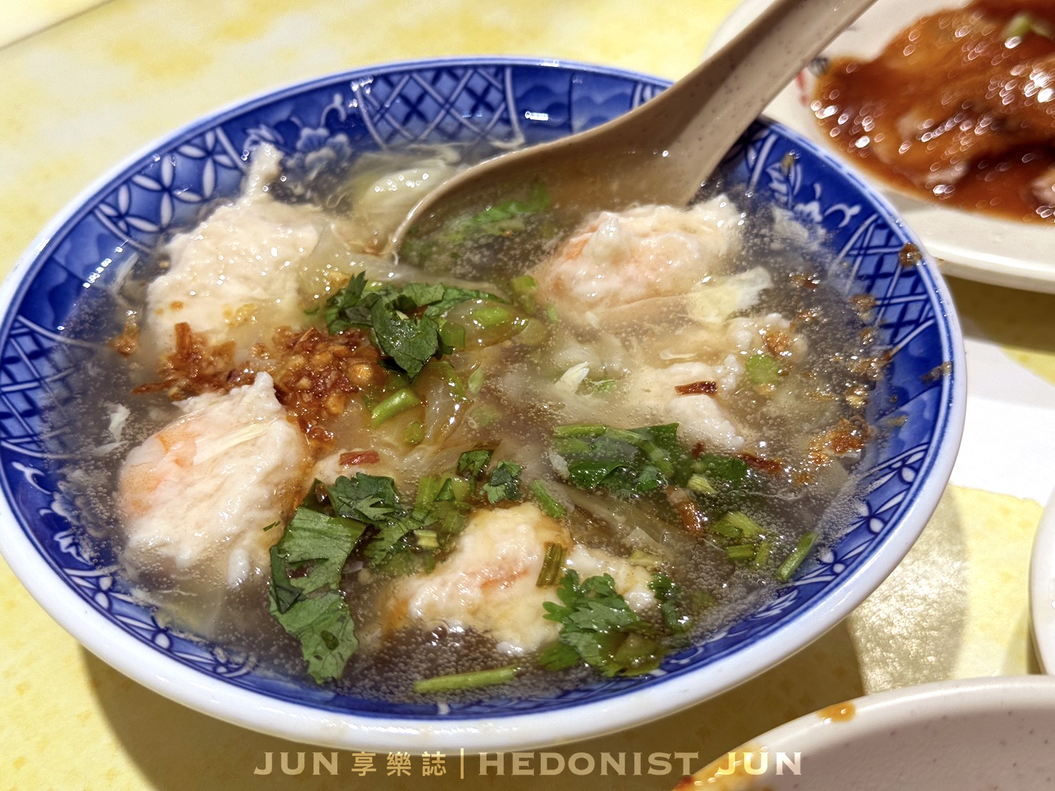 《新北‧三重》店小二魯肉飯-給「滷膠飯」耽誤的蝦仁羹？我家巷口的米其林名店