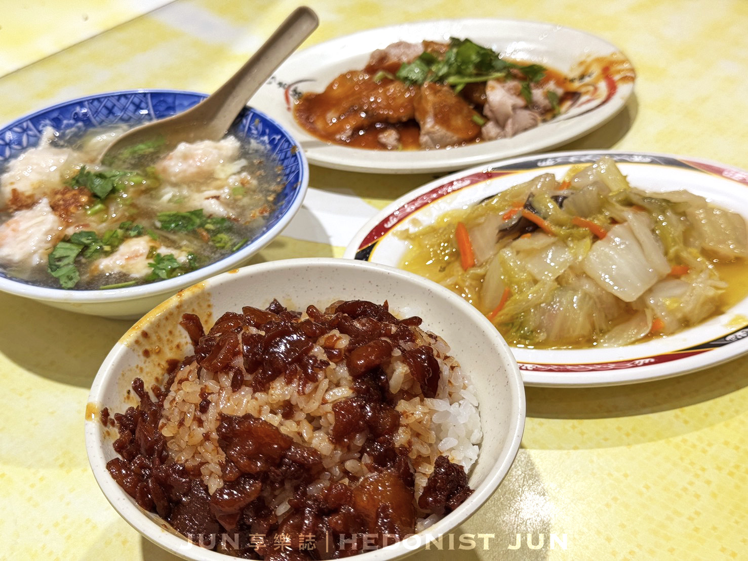 《新北‧三重》店小二魯肉飯-給「滷膠飯」耽誤的蝦仁羹？我家巷口的米其林名店