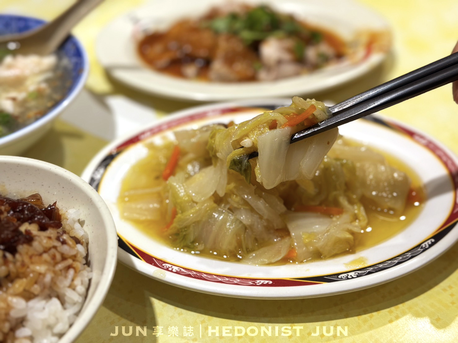 《新北‧三重》店小二魯肉飯-給「滷膠飯」耽誤的蝦仁羹？我家巷口的米其林名店