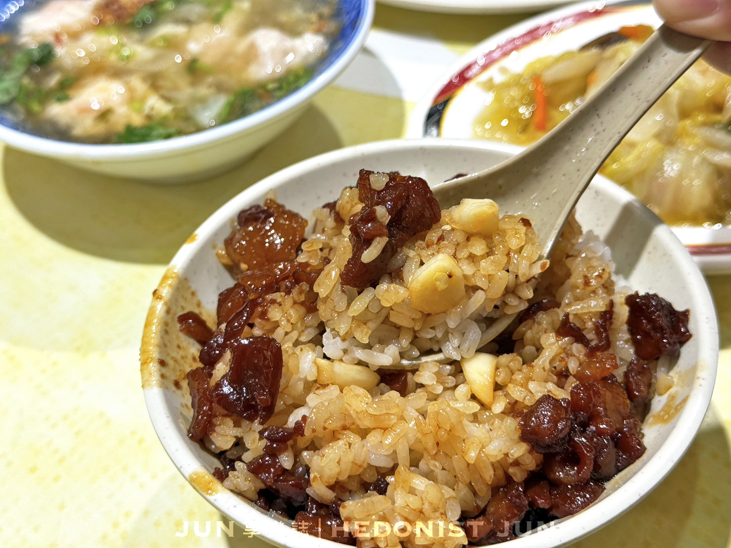 《新北‧三重》店小二魯肉飯-給「滷膠飯」耽誤的蝦仁羹？我家巷口的米其林名店