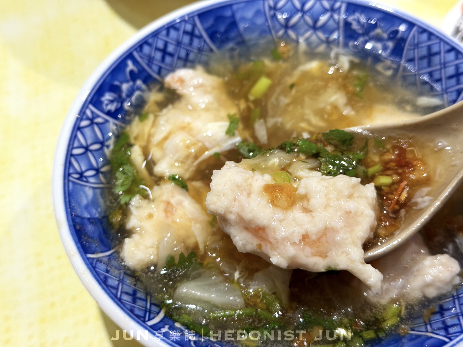 《新北‧三重》店小二魯肉飯-給「滷膠飯」耽誤的蝦仁羹？我家巷口的米其林名店