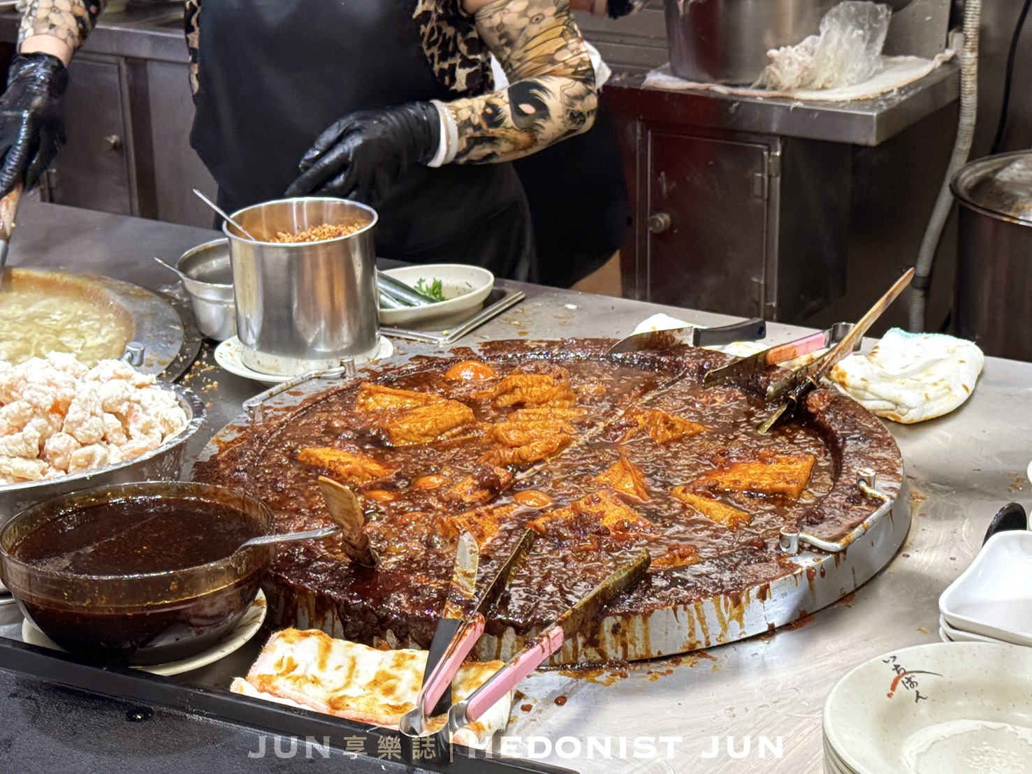 《新北‧三重》店小二魯肉飯-給「滷膠飯」耽誤的蝦仁羹？我家巷口的米其林名店