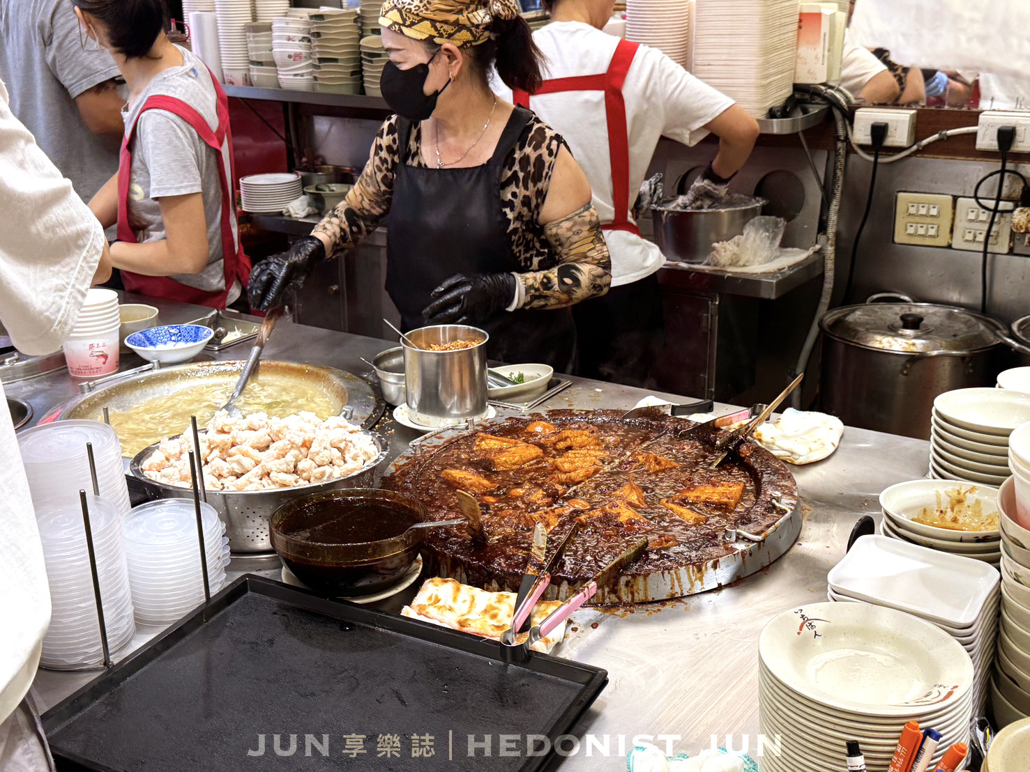 《新北‧三重》店小二魯肉飯-給「滷膠飯」耽誤的蝦仁羹？我家巷口的米其林名店