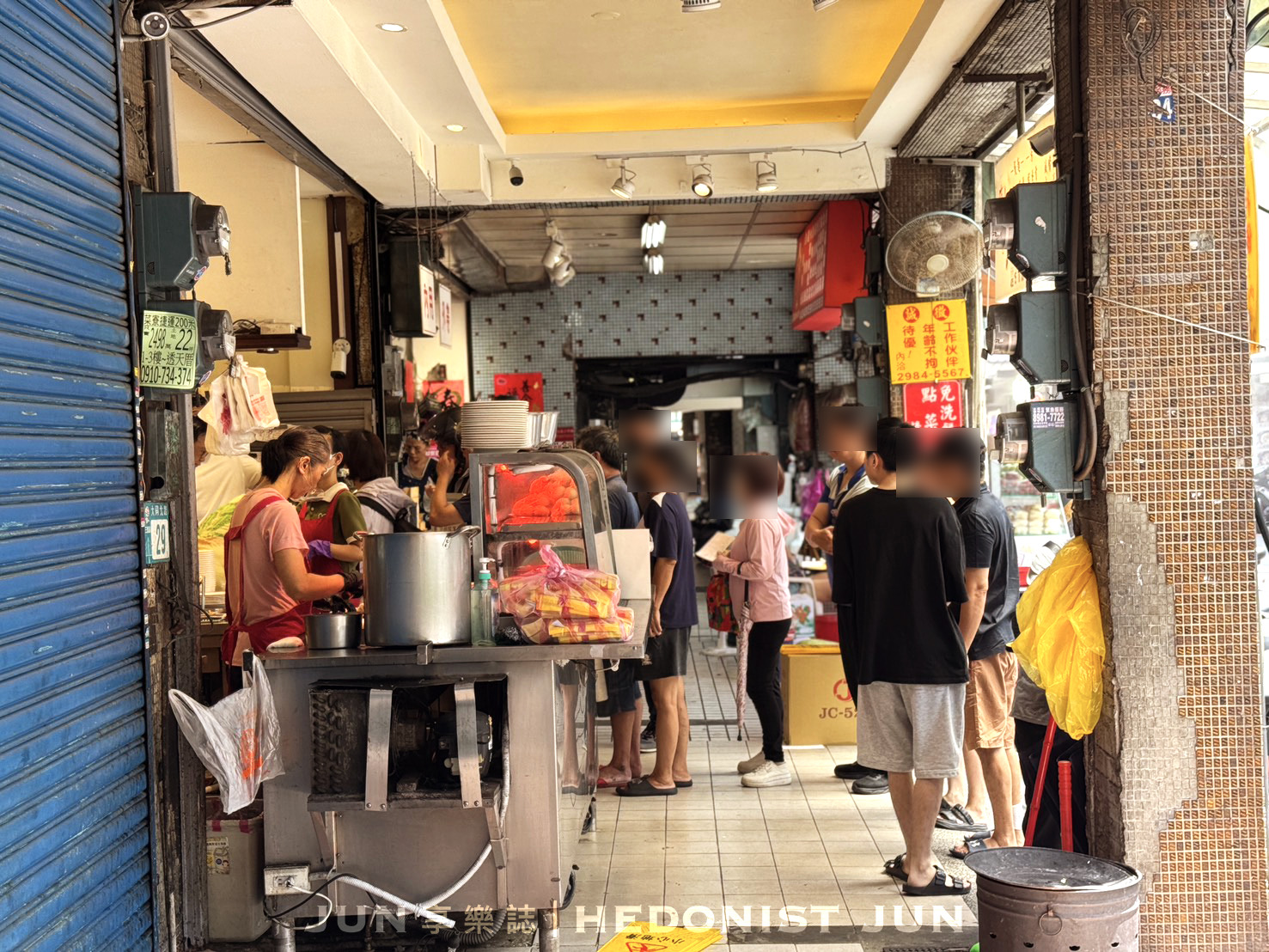 《新北‧三重》店小二魯肉飯-給「滷膠飯」耽誤的蝦仁羹？我家巷口的米其林名店